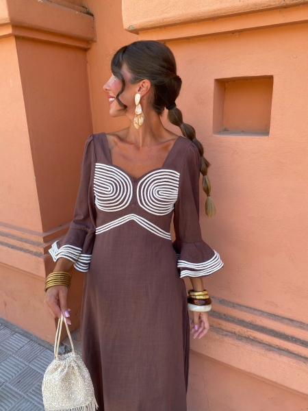 Vestido etíope com mangas castanhas