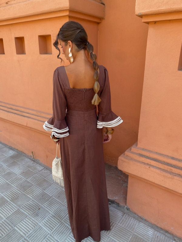 Vestido etíope com mangas castanhas