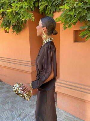 Robe marron écarlate