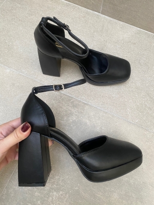 Talons fermés noirs