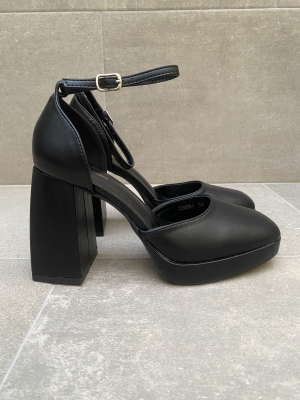 Talons fermés noirs