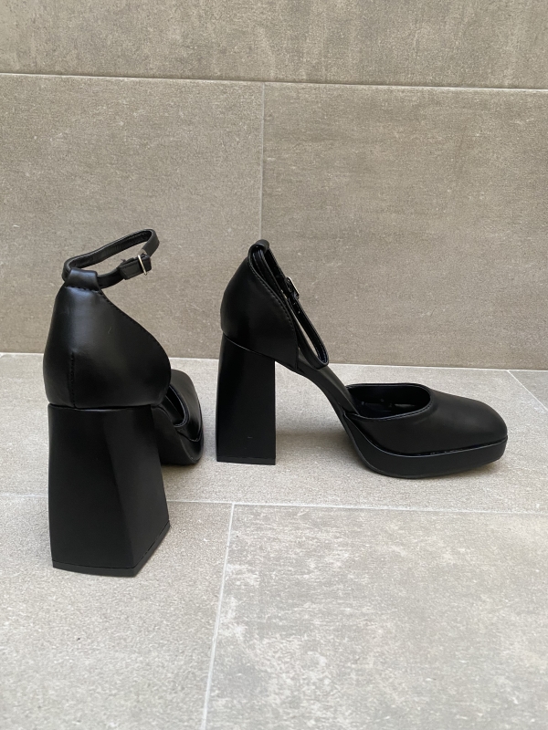 Talons fermés noirs