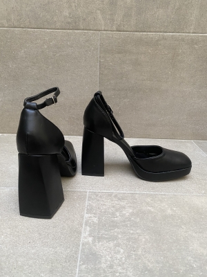 Talons fermés noirs