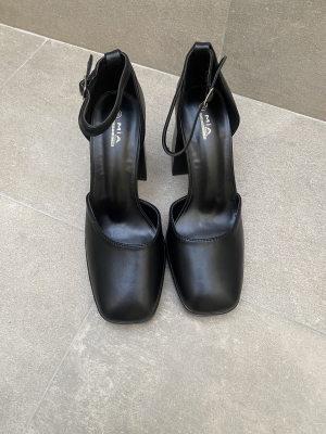 Talons fermés noirs