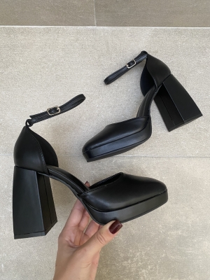Talons fermés noirs