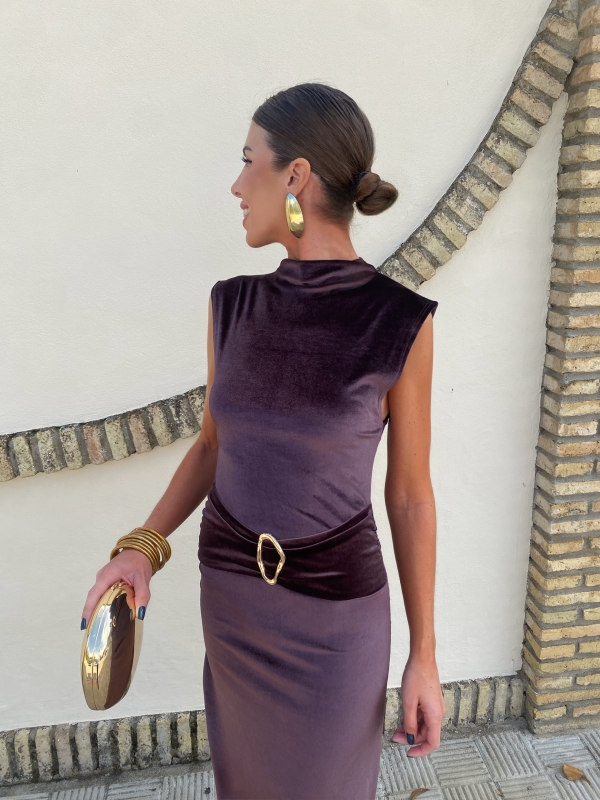 Vestido de veludo castanho com fivela