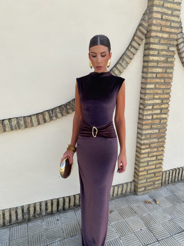 Vestido de veludo castanho com fivela