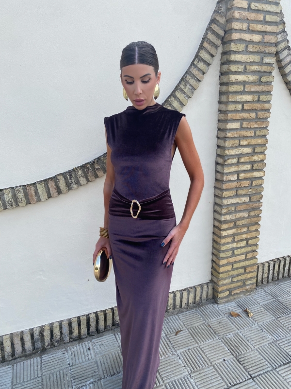 Vestido de veludo castanho com fivela
