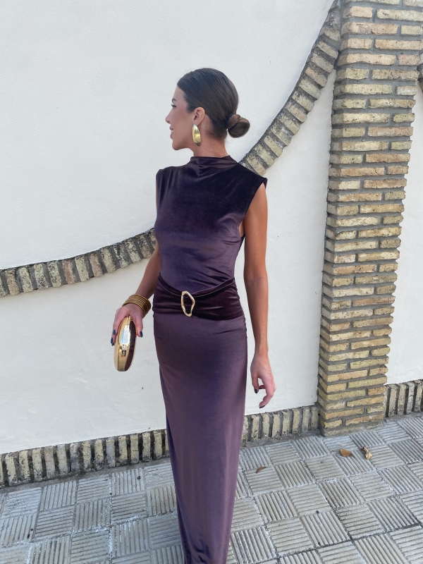 Vestido de veludo castanho com fivela