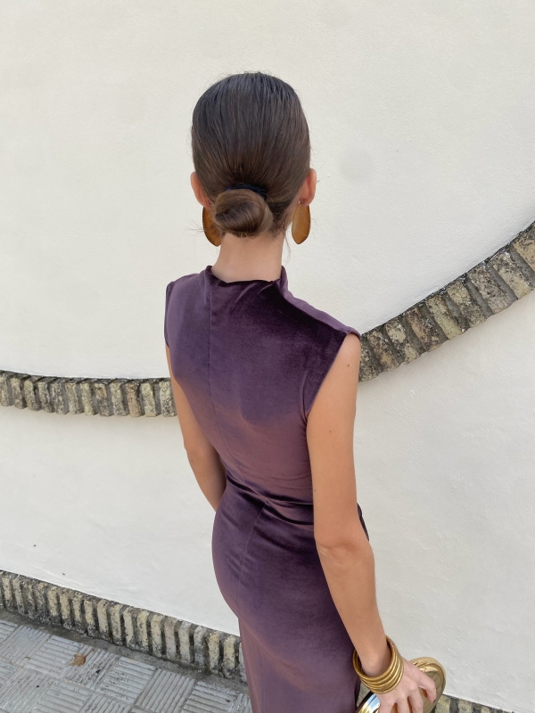 Vestido de veludo castanho com fivela