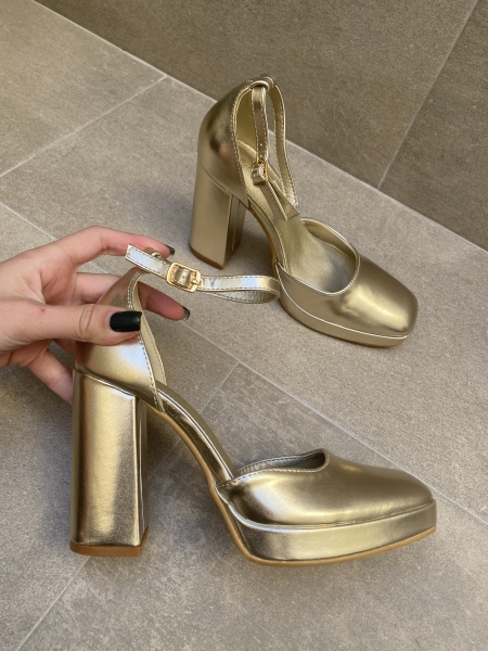 Talons fermés dorés