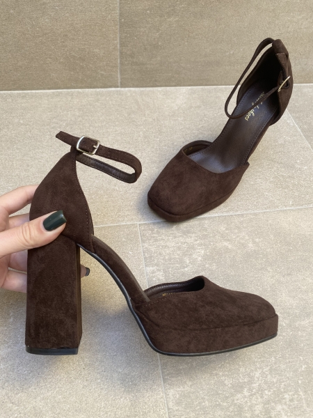 Saltos fechados castanhos 2