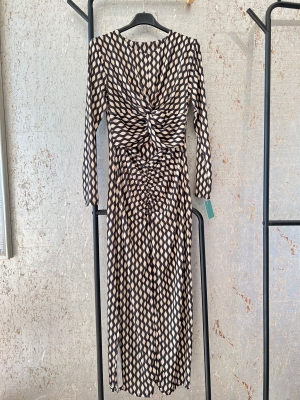 Robe noire au curcuma