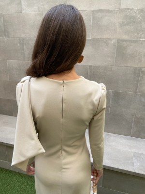 Vestido bege com mangas Rovira
