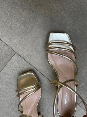 Sandales à talons dorés