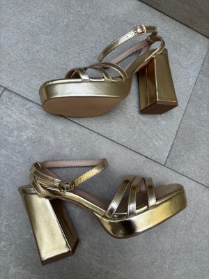 Sandales à talons éternels