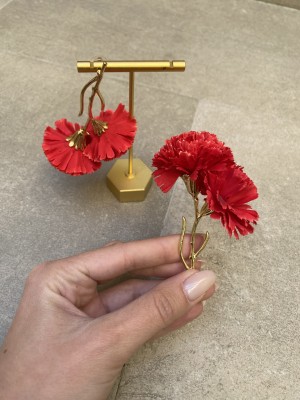 Orecchini a forma di garofano rosso