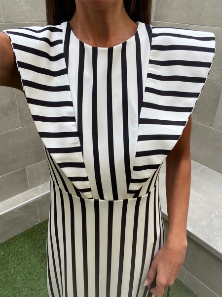 Vestido com listras pretas e brancas