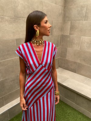 Robe à rayures rouges et bleu clair