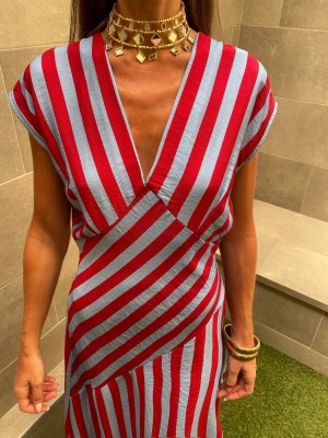 Robe à rayures rouges et bleu clair