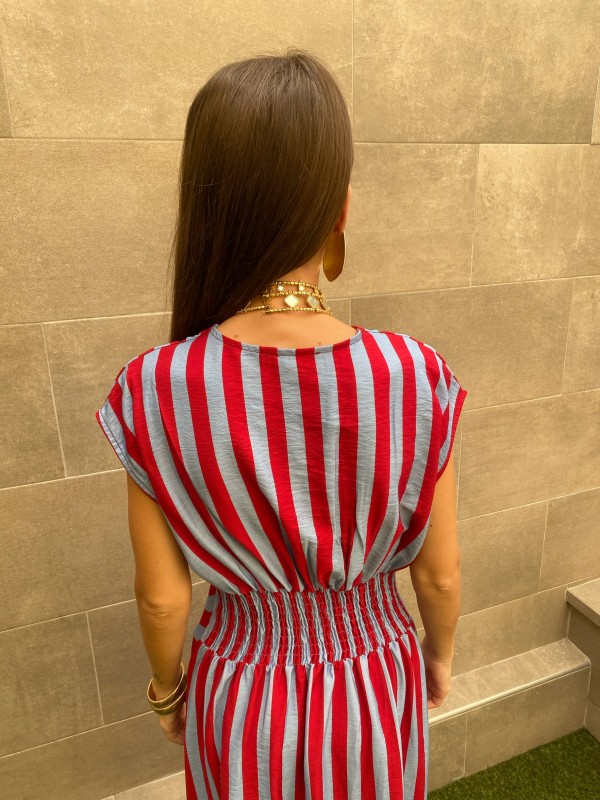 Abito a righe rosse e azzurre