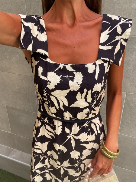 Vestido preto serpentino