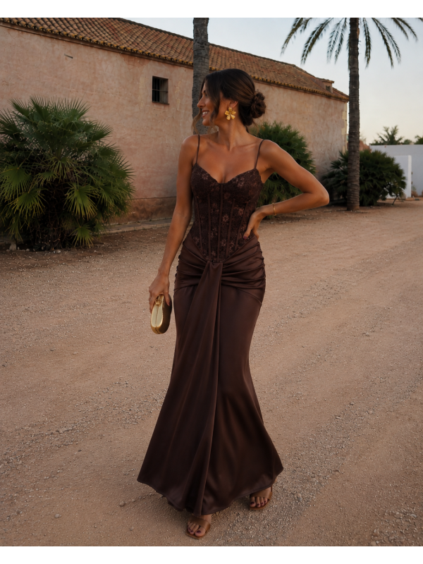 Robe marron tentatrice