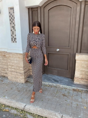 Robe noire au curcuma