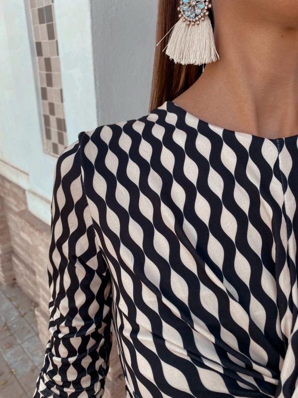 Robe noire au curcuma