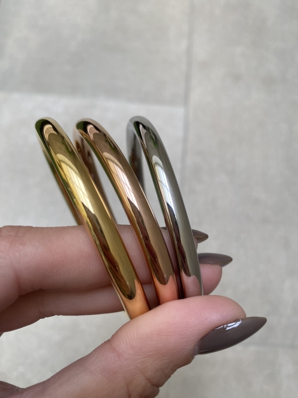 Trio de pulseiras metálicas