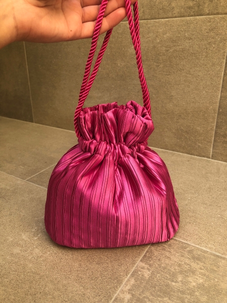 Pele com acabamento acetinado (3 cores)